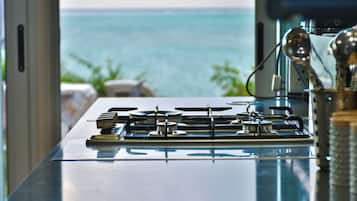 Deluxe Villa, Multiple Beds, Accessible | Private kitchen | Full-size fridge, oven, stovetop, dishwasher