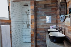 Standard Apartment, Multiple Beds, Non Smoking | Bathroom