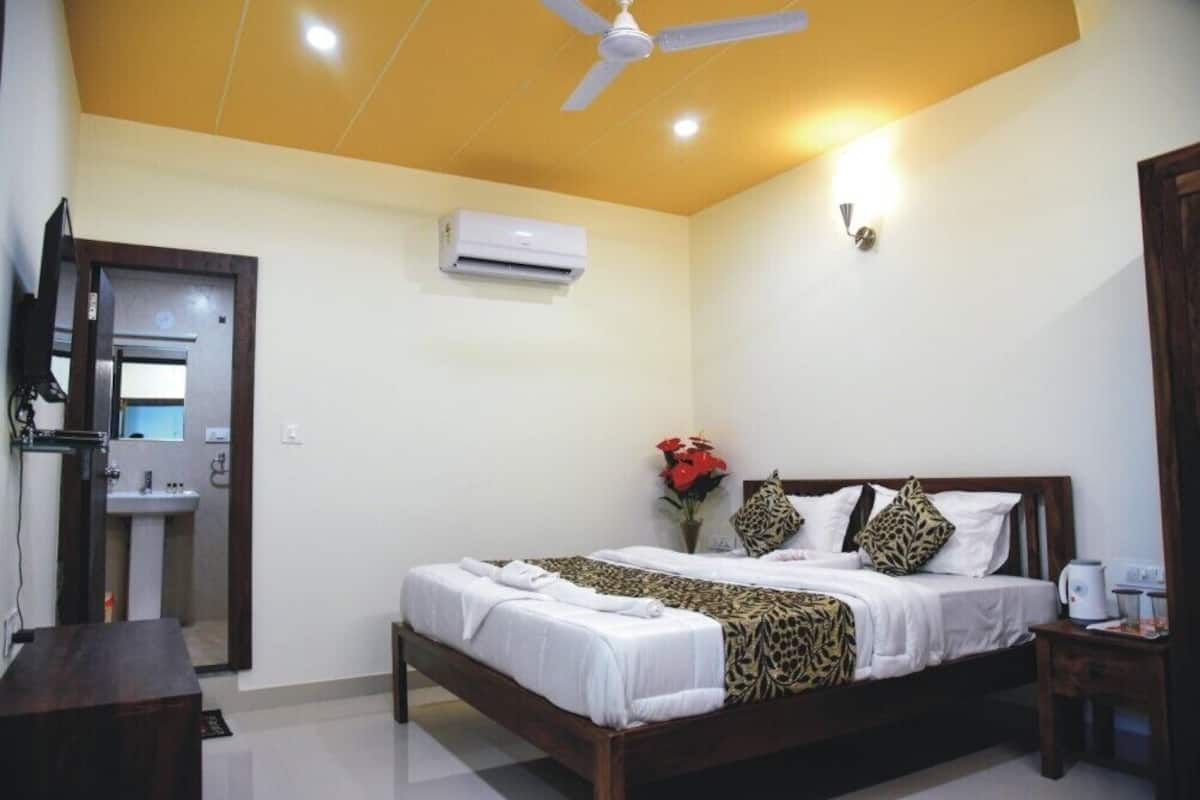 Deluxe Double Room | Premium bedding, Select Comfort beds, individually furnished, desk