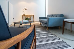 标准套房, 1 张特大床 | 起居区 | 32-英寸等离子电视 （配备卫星频道）、电视