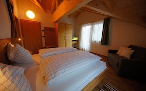 Family Room | Frette Italian sheets, desk, blackout drapes, free WiFi - La Para (Marebbe)