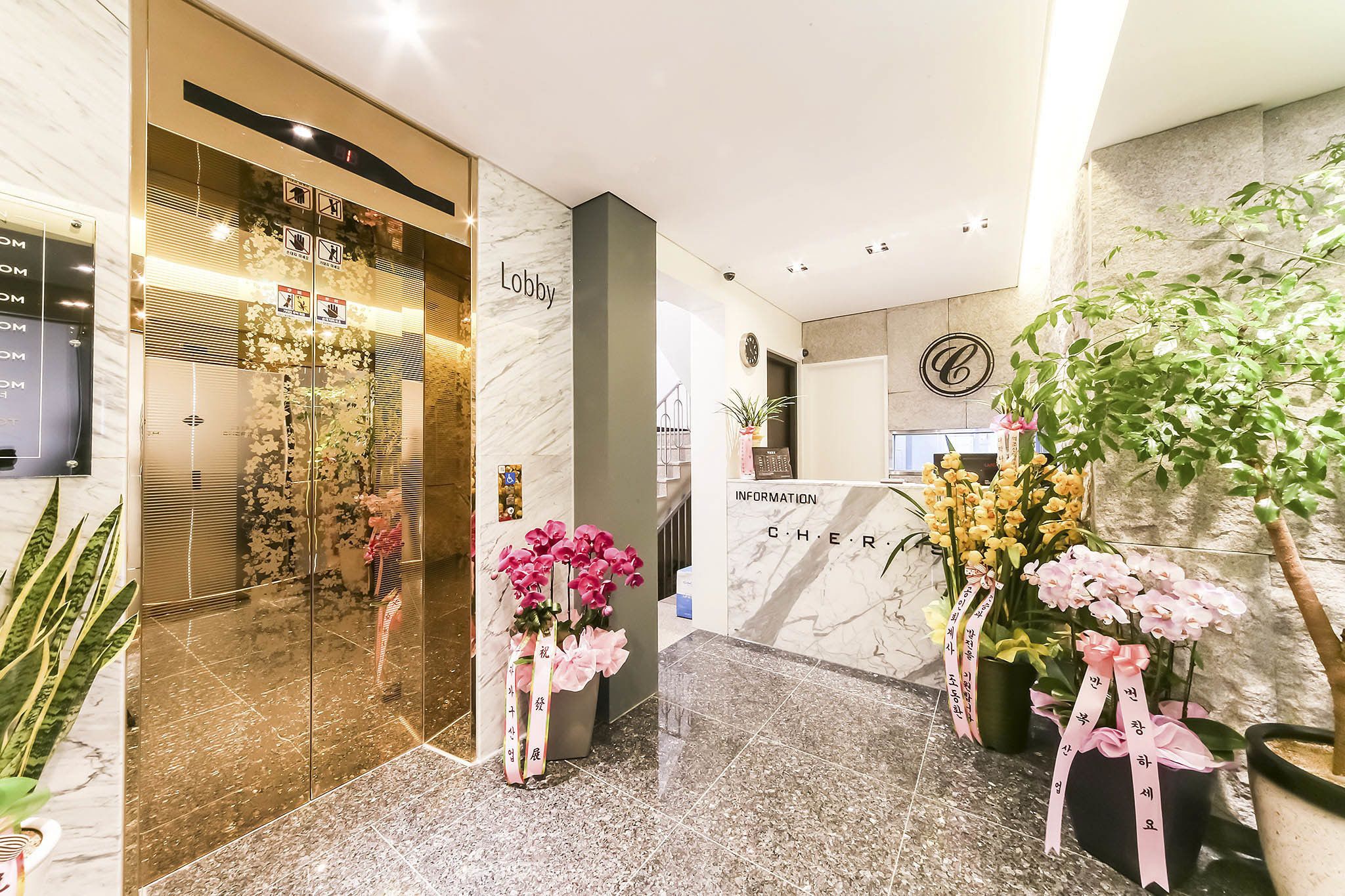 Check-in/check-out kiosk