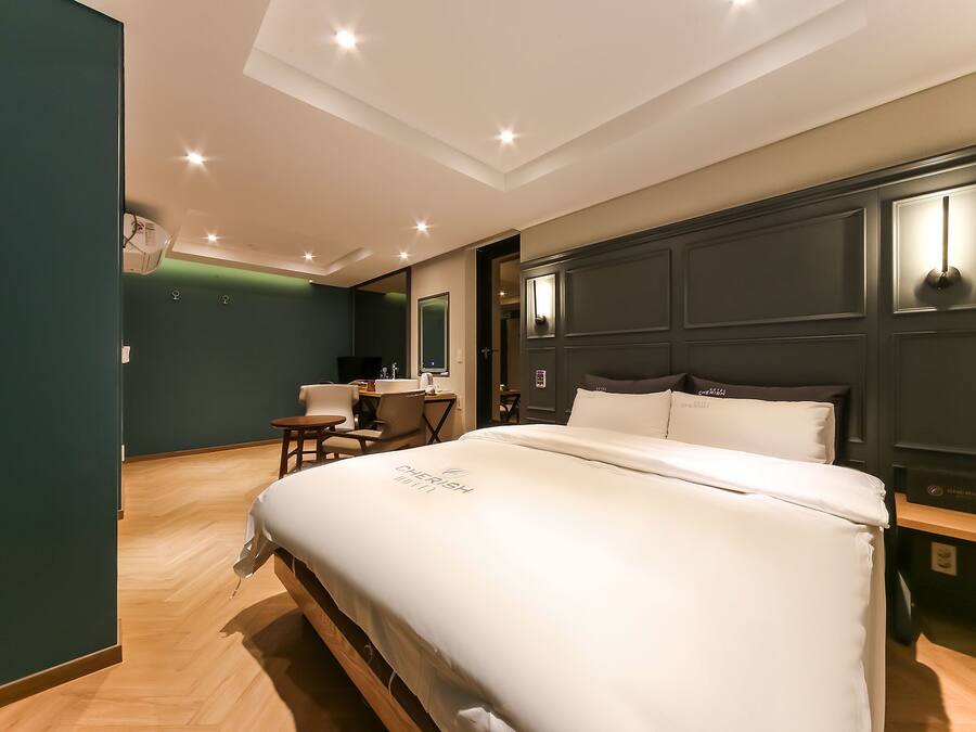 Escritorio, wifi gratis y ropa de cama