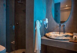 Familie studio | Badkamer | Een douche, gratis toiletartikelen, een haardroger, een bidet