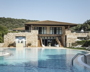 Una piscina cubierta, una piscina al aire libre de temporada