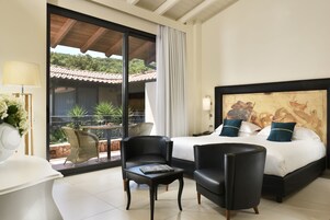 Suite Junior, 1 letto king, balcone, vista cortile | 1 camera, copriletto in piuma, minibar, una cassaforte in camera