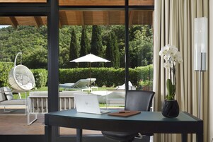 Signature Suite | Living area | 42-inch flat-screen TV with digital channels, TV