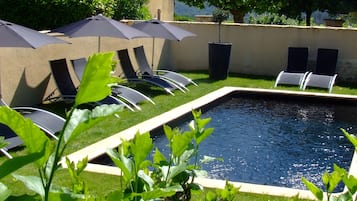 Kolam renang outdoor musiman, dengan payung kolam renang