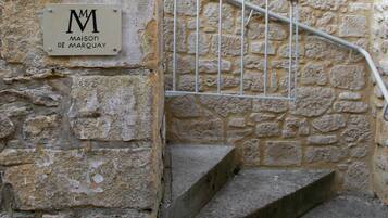 Pintu masuk properti