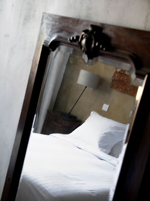 Chambre Standard double, 1 grand lit | Literie de qualité, décor unique, ameublement unique