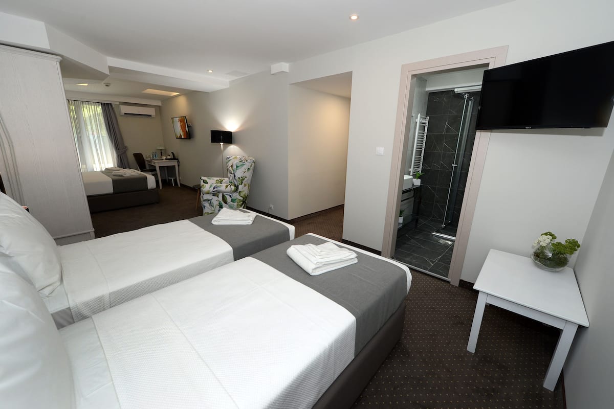 executive apartment, city view | minibar, in-room safe, desk, soundproofing