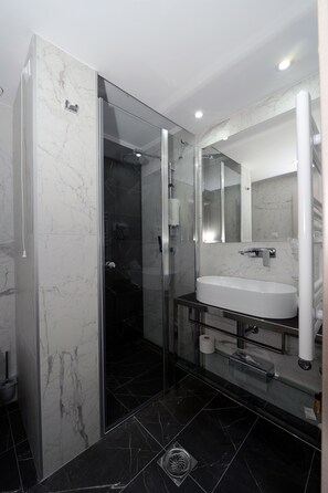 Kamar Double atau Twin Ekonomi | Kamar mandi | Shower, perlengkapan mandi gratis, pengering rambut, dan handuk