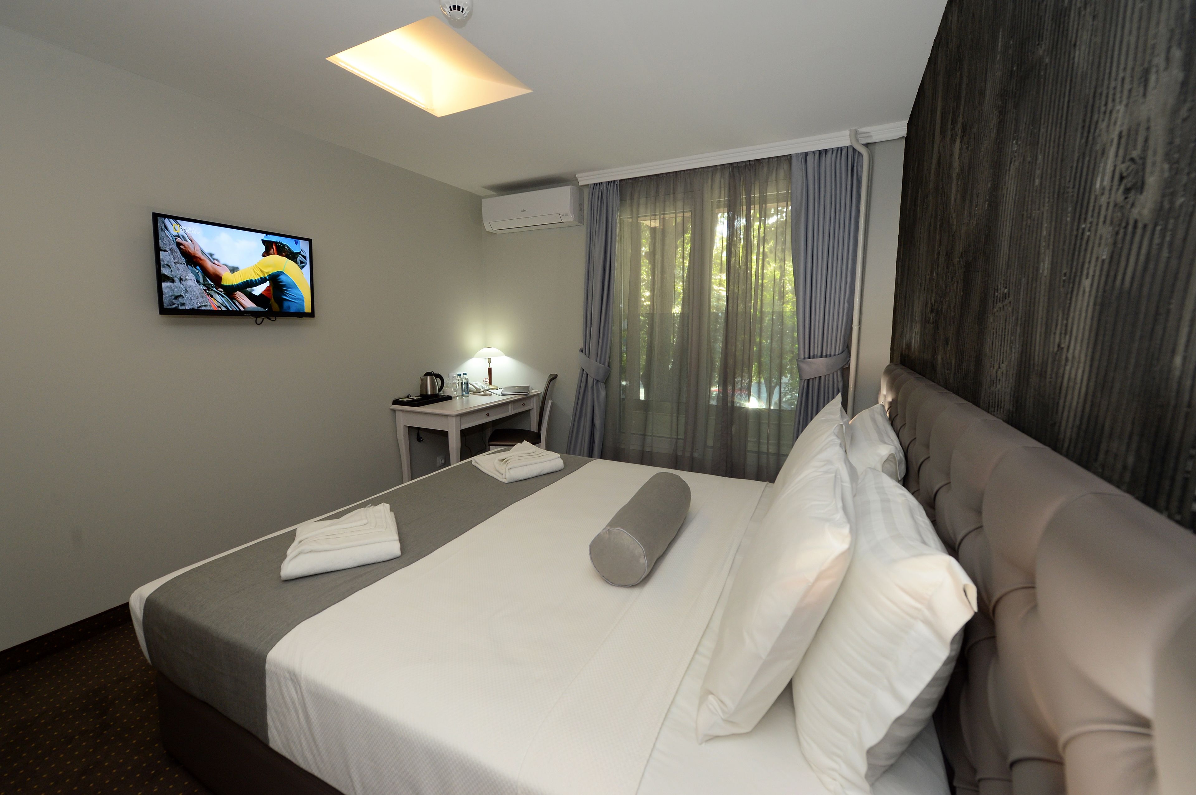 standard double or twin room, city view | minibar, in-room safe, desk, soundproofing