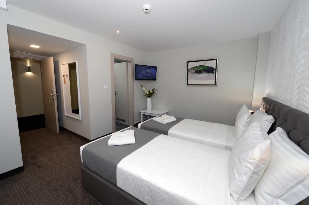 Standard Room, Balcony, Courtyard View | Minibar, in-room safe, desk, soundproofing