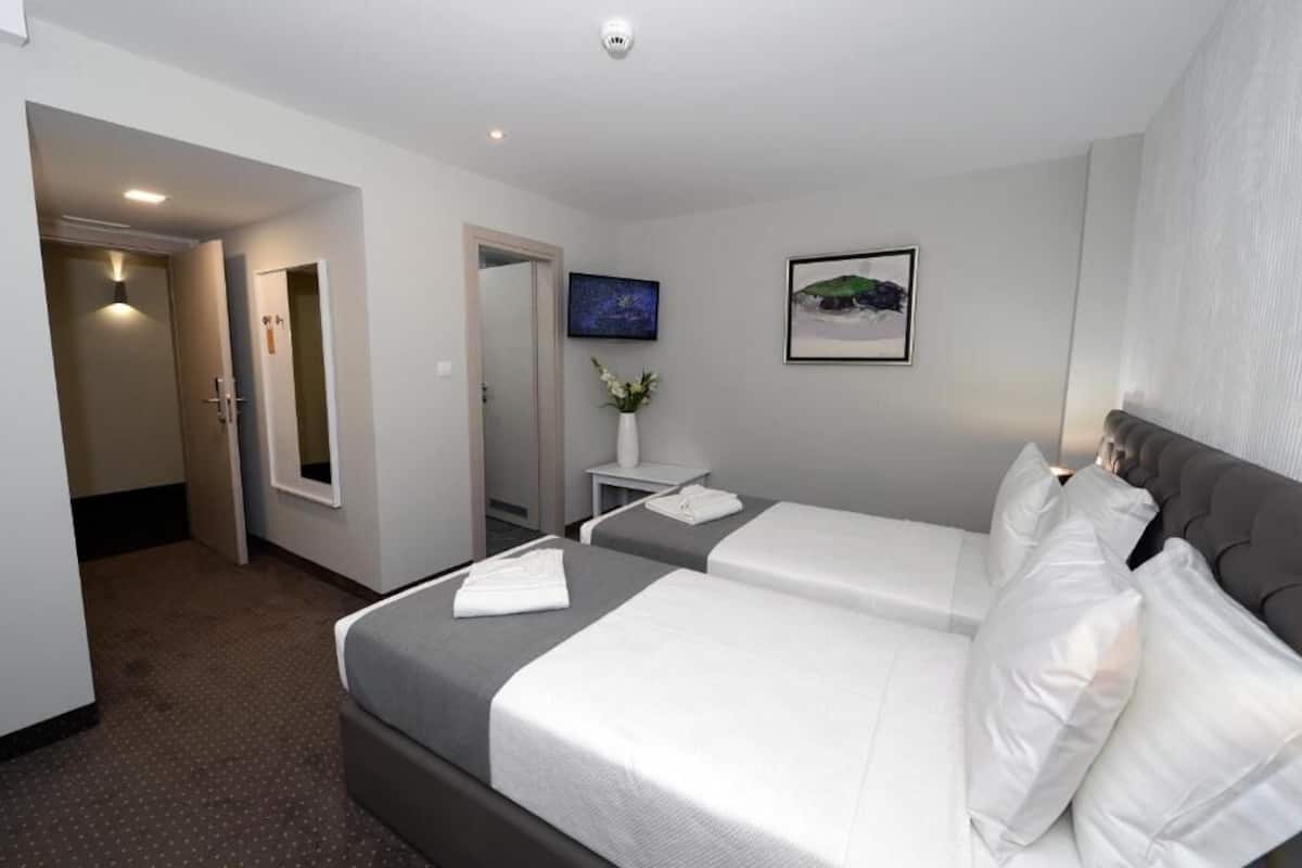 Standard Room, Balcony, Courtyard View | Minibar, in-room safe, desk, soundproofing