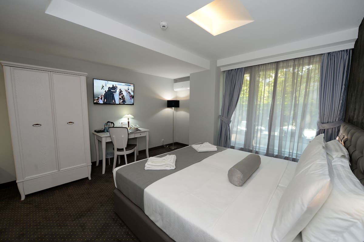 superior triple room, city view | minibar, in-room safe, desk, soundproofing
