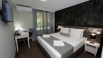 Habitación económica con 1 cama doble o 2 individuales | Minibar, caja fuerte, escritorio y sistema de insonorización