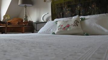 Room | Peralatan tempat tidur premium, dihias secara berasingan