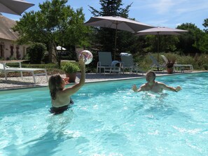 Seasonal outdoor pool, open 10:00 AM to 7:00 PM, pool umbrellas - Chambres d'Hôtes L'Echappée Belle (Saint-Brisson-sur-Loire)