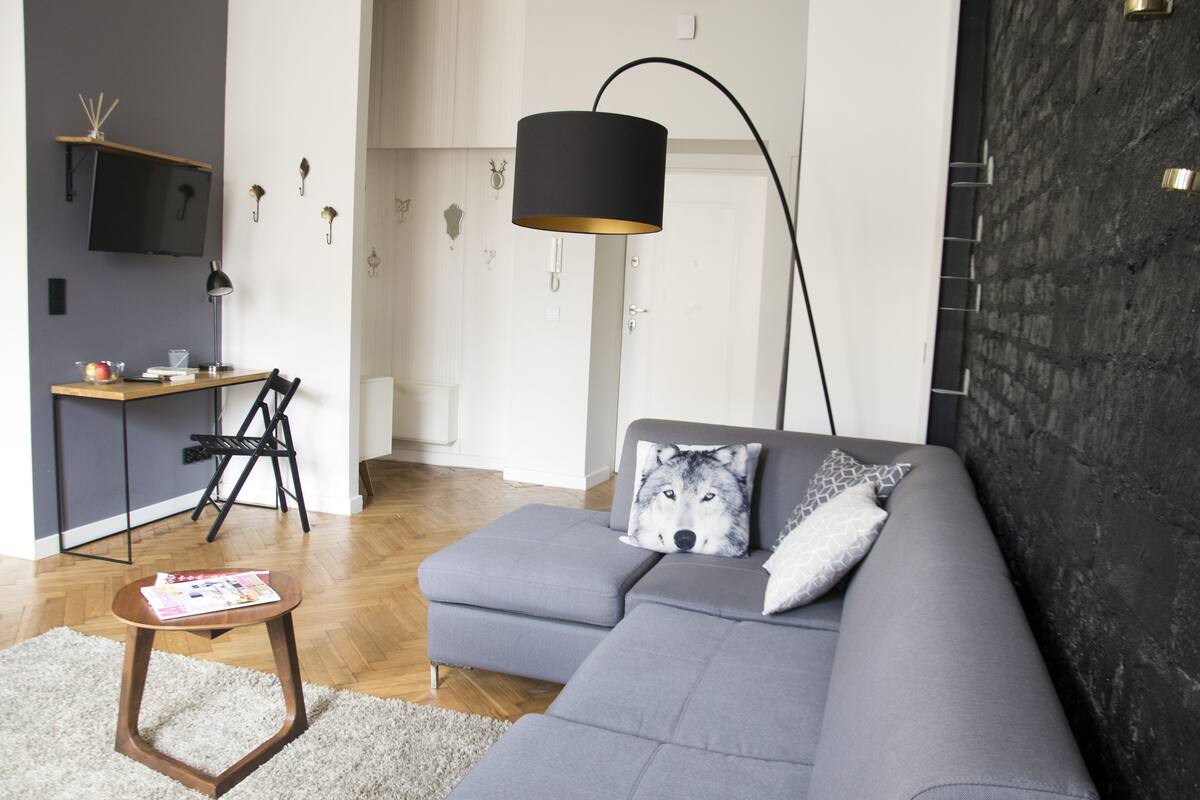 Apartment (ul.Nowy Świat 22) | Pillowtop beds, desk, soundproofing, iron/ironing board