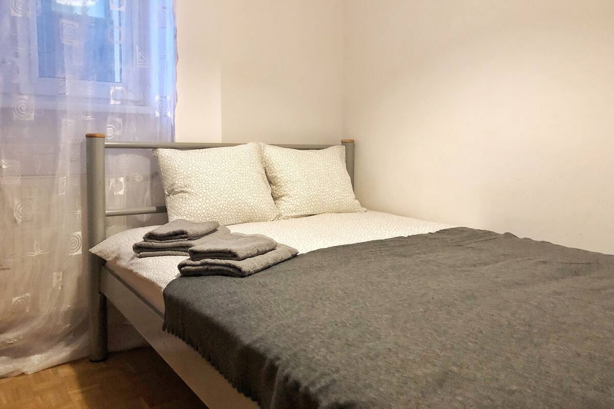 Apartment (ul.Chałubińskiego 9) | Pillowtop beds, desk, soundproofing, iron/ironing board