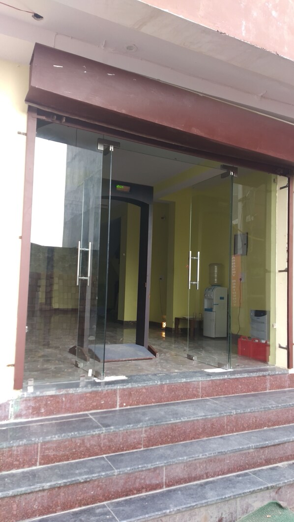 Front of property - evening/night - Hotel Jhanvi Palace (New Delhi)