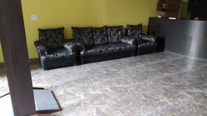 Lobby sitting area - Hotel Jhanvi Palace (New Delhi)