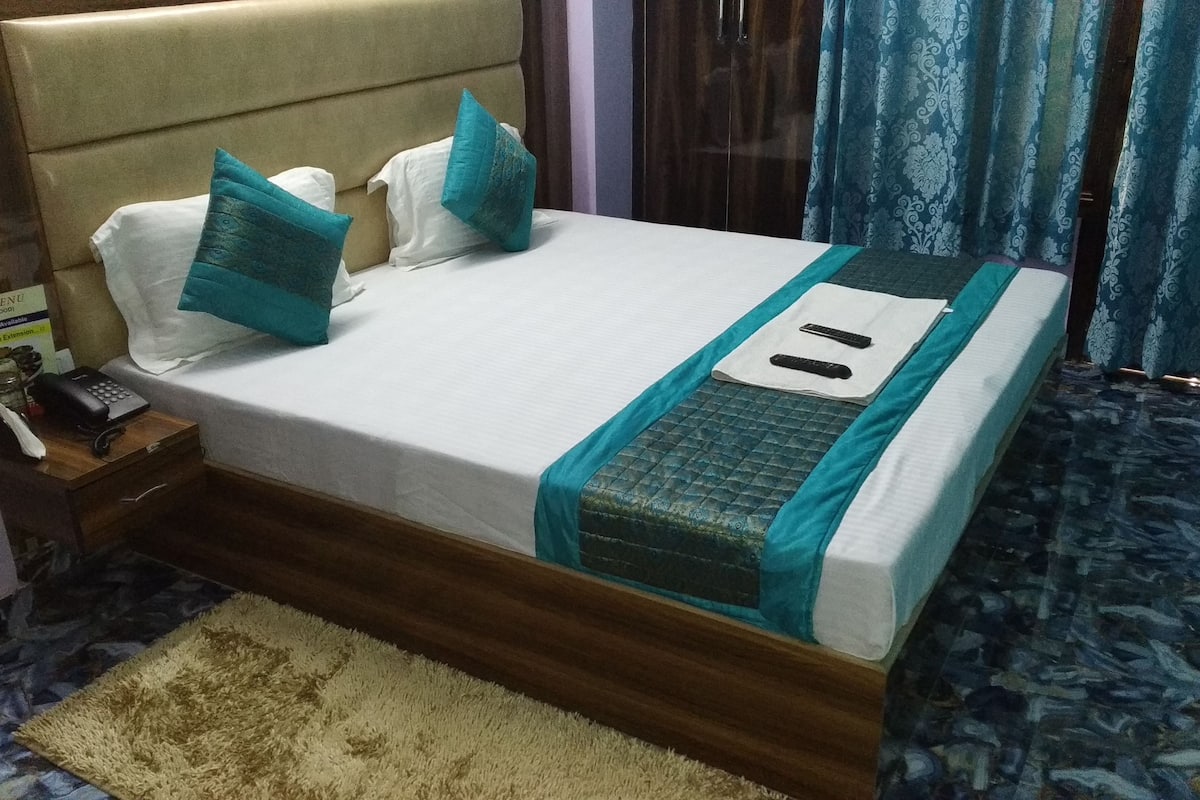 Executive Double Room, 1 Double Bed, Smoking | Soundproofing, rollaway beds (surcharge), WiFi (free)