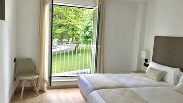 Literie de qualité supérieure, matelas mémoire de forme, minibar