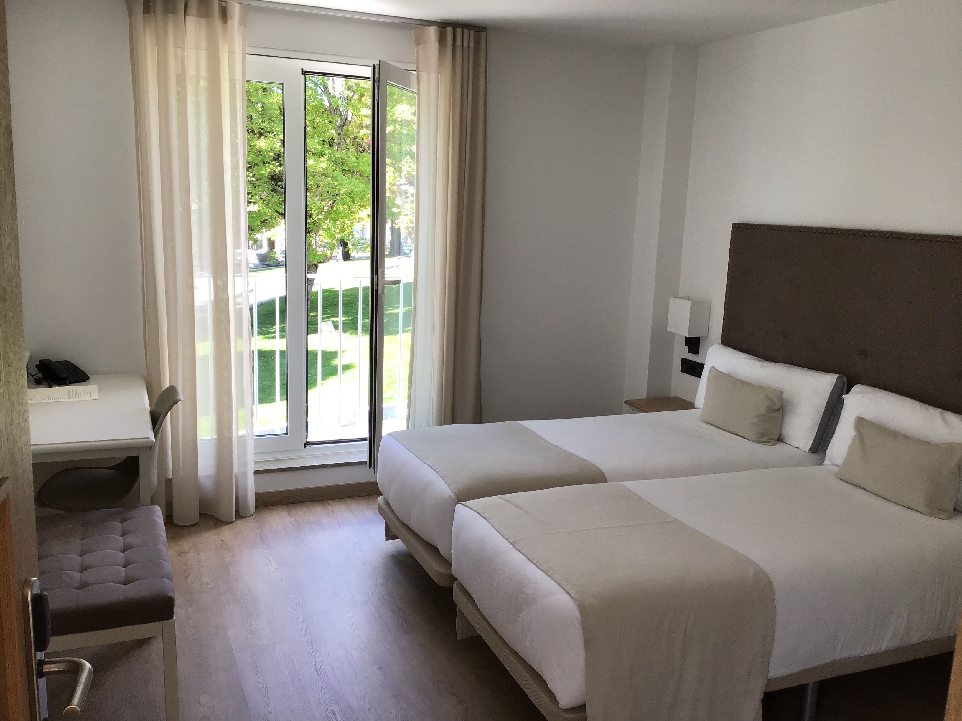 Literie de qualité supérieure, matelas mémoire de forme, minibar