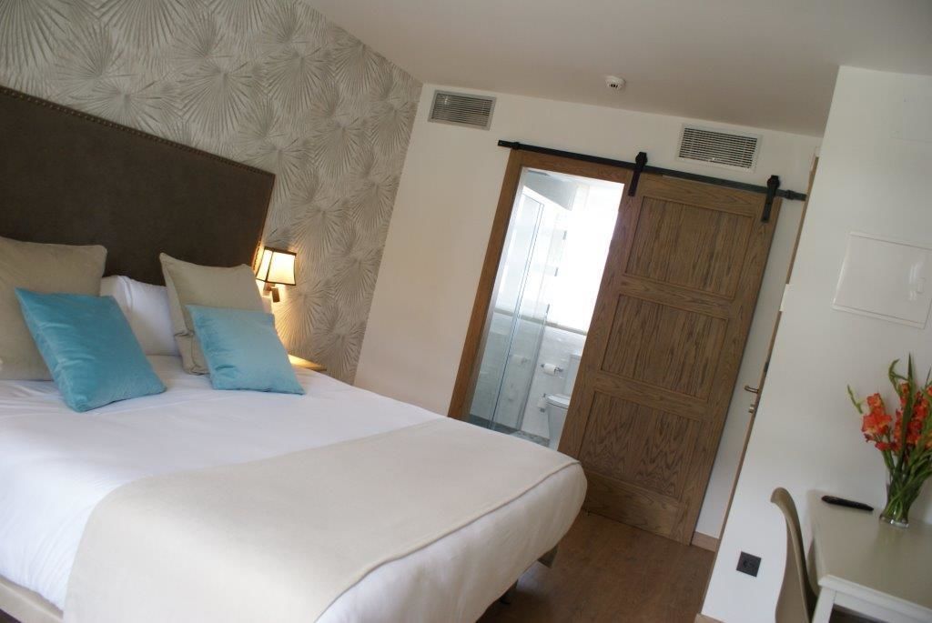 Habitación superior, 1 cama de matrimonio grande, no fumadores | Ropa de cama de alta calidad, colchones viscoelásticos, minibar