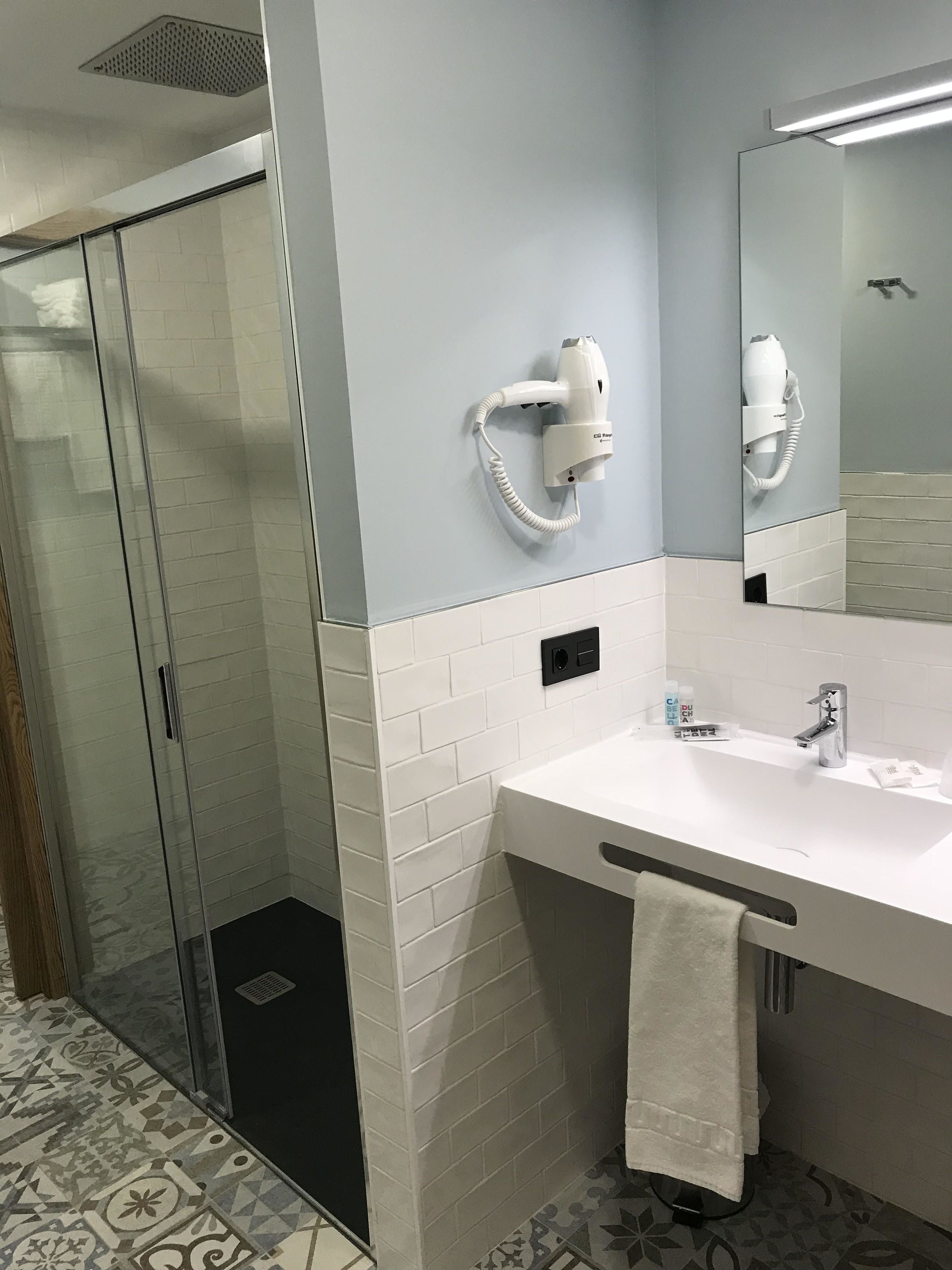 shower, rainfall showerhead, free toiletries, hair dryer