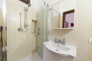Habitación doble | Baño | Regadera, regadera tipo lluvia, amenidades de baño gratuitas 