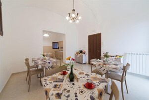 Frigorifero nell'area comune, forno a microonde nell'area comune