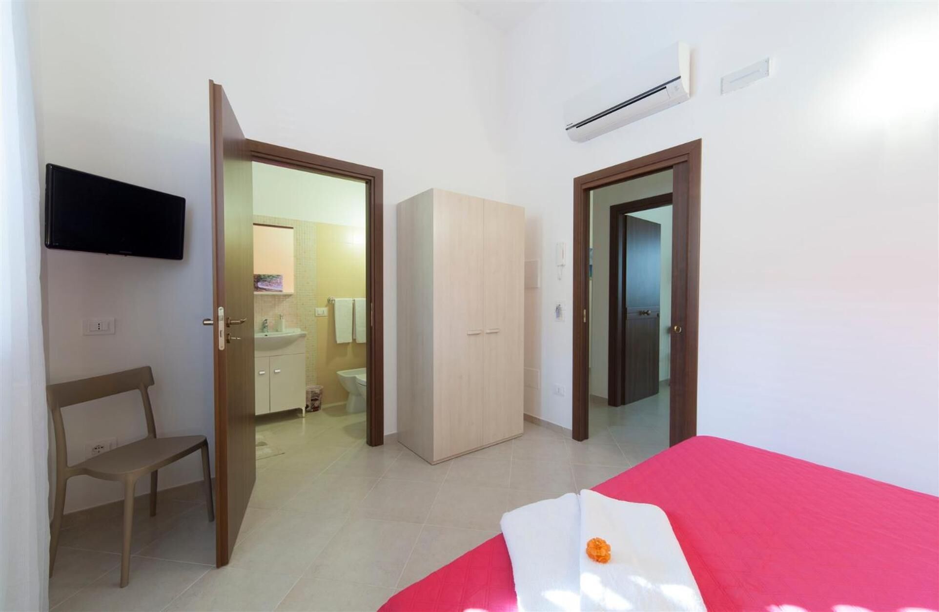 Verdunkelungsvorhänge, schallisolierte Zimmer, Bügeleisen/Bügelbrett