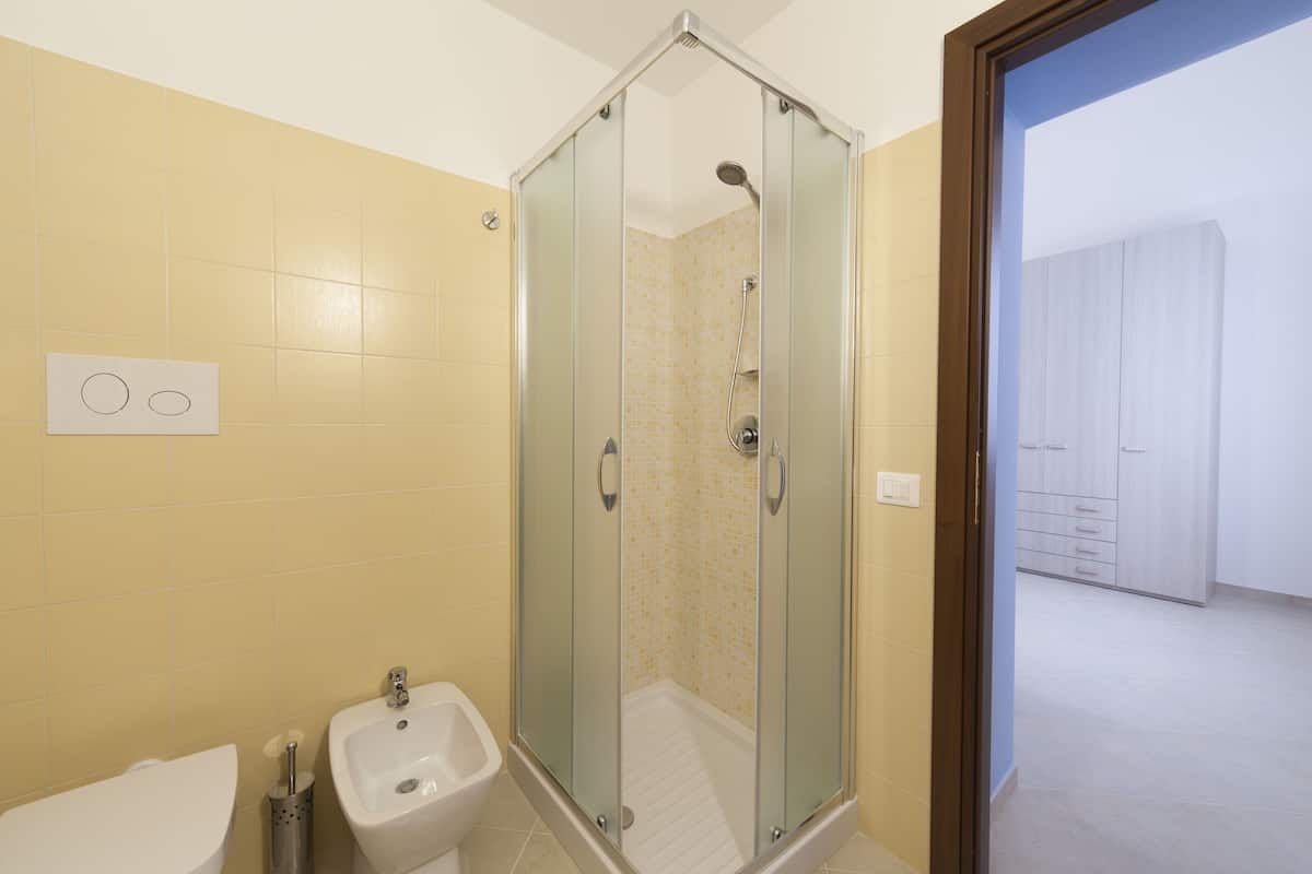 Habitación doble | Baño | Regadera, regadera tipo lluvia, amenidades de baño gratuitas