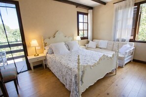 5 bedrooms, iron/ironing board, free WiFi - Delightful destination in the heart of Costa Brava (Vidreres)