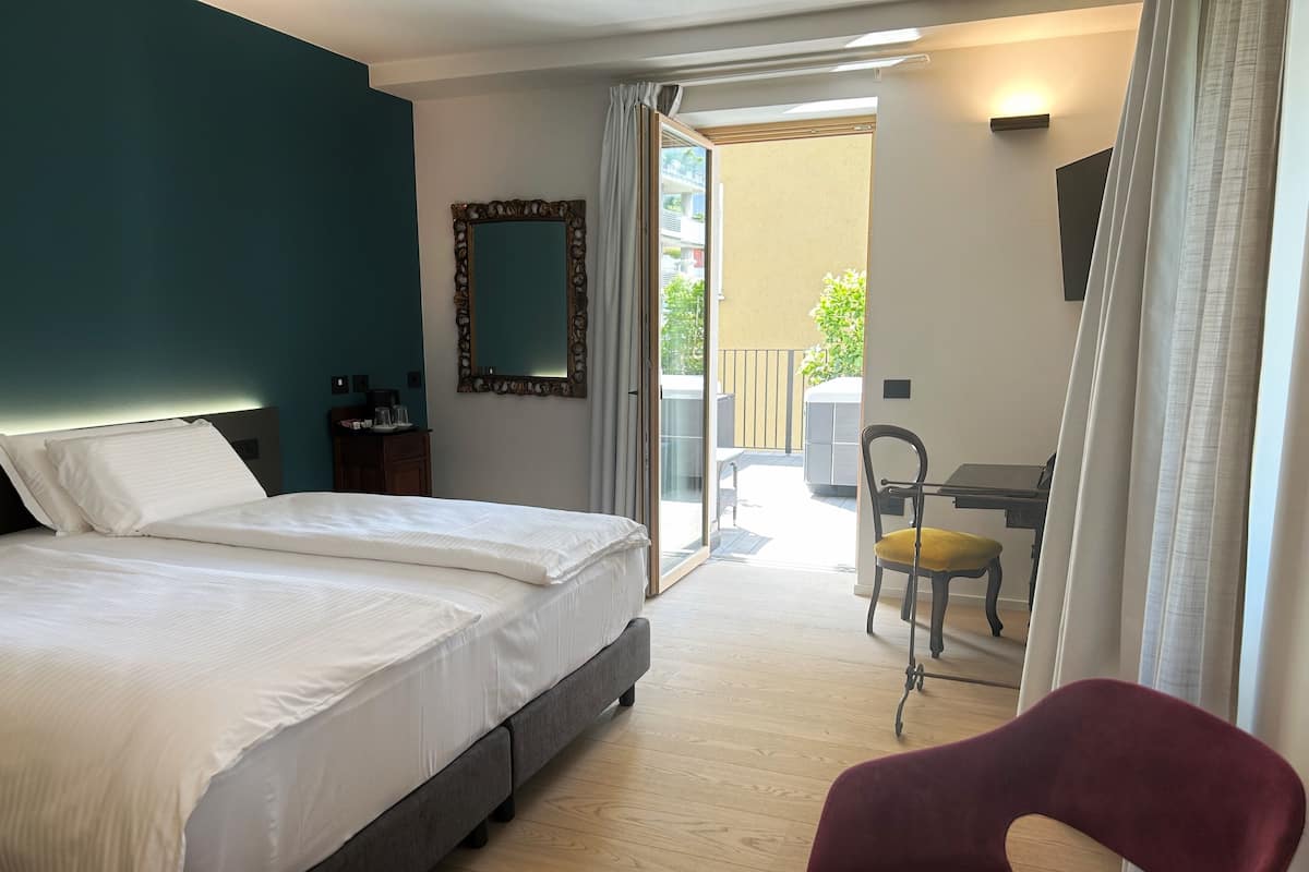 Junior Suite | 1 bedroom, in-room safe, desk, free WiFi