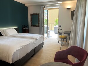 Juniorsvit | Värdeförvaringsskåp på rummet, skrivbord, gratis wi-fi och sängkläder