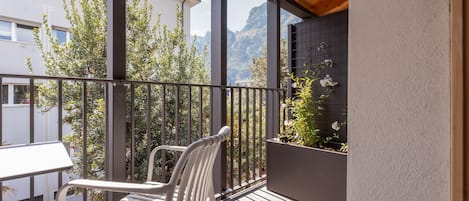 Quarto casal superior, sacada, vista para o jardim | 1 quarto, cofres nos quartos, escrivaninha, Wi-Fi de cortesia