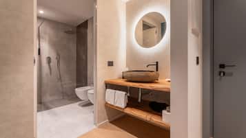 Suite, Balcony, Garden View | Bathroom | Hair dryer, towels, soap, shampoo