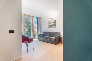 Svit - balkong - utsikt mot trädgården | Värdeförvaringsskåp på rummet, skrivbord, gratis wi-fi och sängkläder