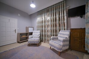 Deluxe tweepersoonskamer, uitzicht op vallei | Luxe beddengoed, een minibar, een bureau, een laptopwerkplek