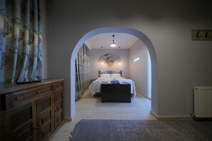 Ropa de cama de alta calidad, minibar y escritorio