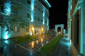 Voorkant accommodatie - avond/nacht