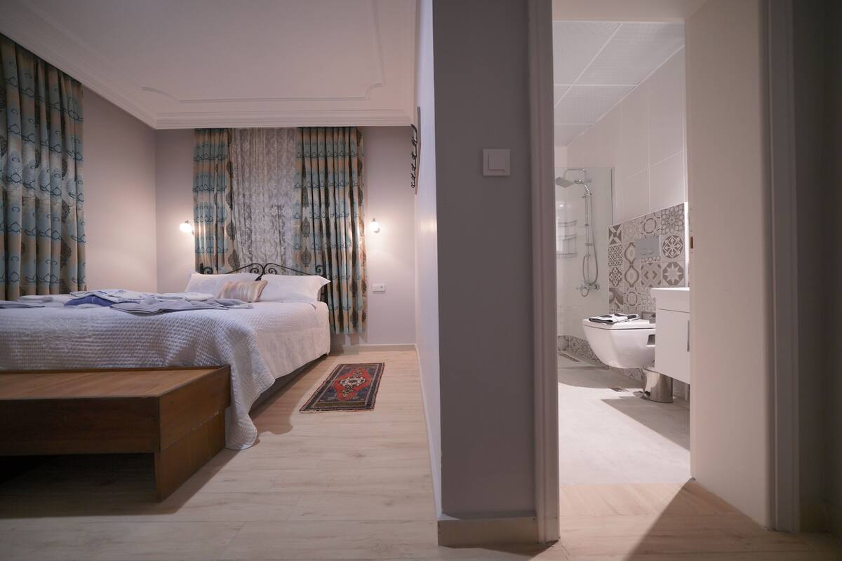 Ropa de cama de alta calidad, minibar y escritorio