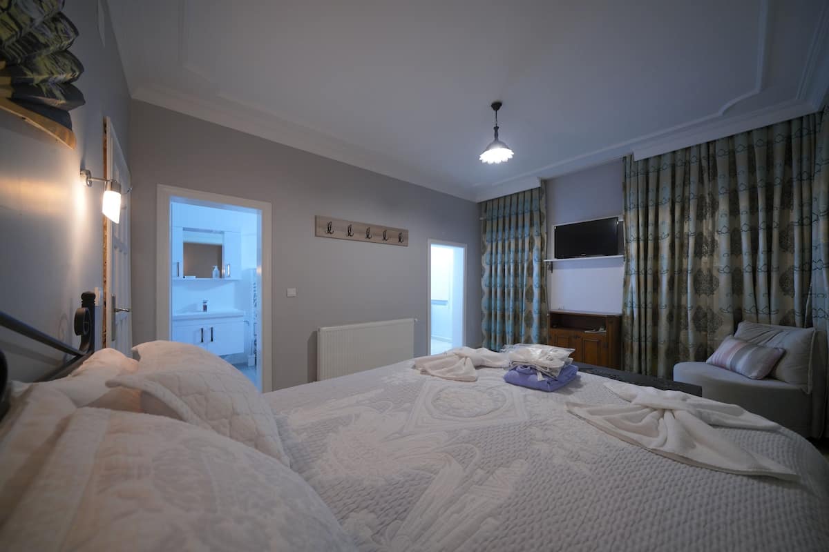 Ropa de cama de alta calidad, minibar y escritorio