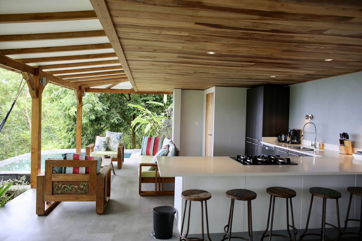 Vila superior, 2 quartos, piscina particular, vista parcial para o mar | Cozinha privada | Cafeteira/chaleira, geladeira, cooktop