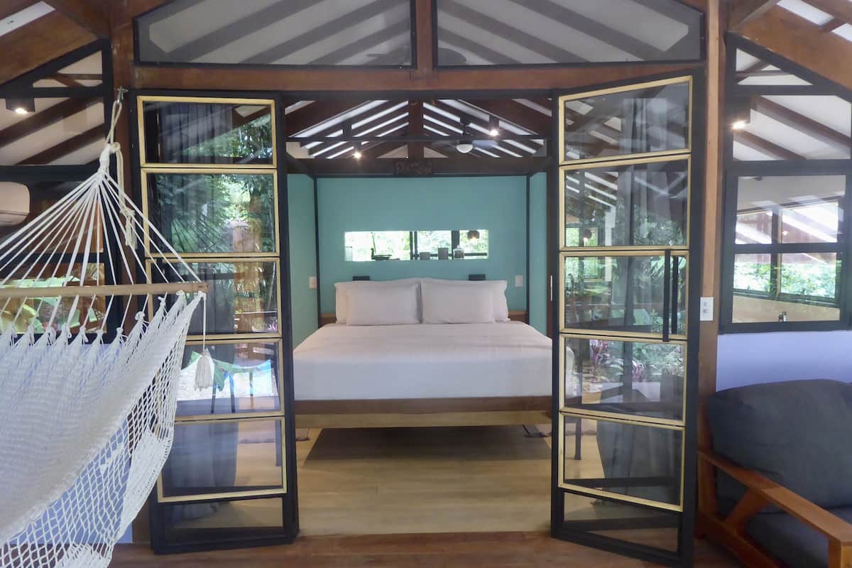 Casa superior, 1 cama King, vista para o jardim, ao lado da montanha | Roupas de cama premium, Wi-Fi de cortesia, individualmente decorados