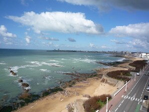 On the beach - Bright T3 apartment, south balcony, parking, near beach and shops (Les Sables-d'Olonne)